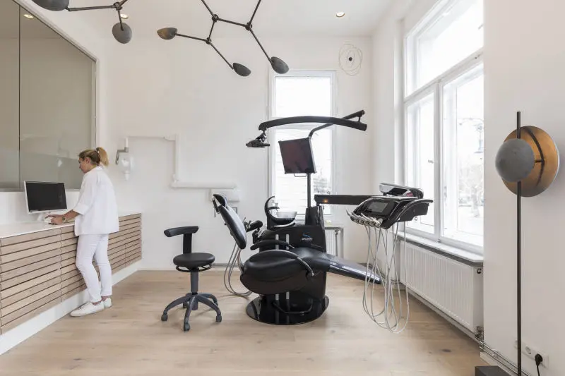 DrSjoelund_Praxis_Behandlungszimmer_1