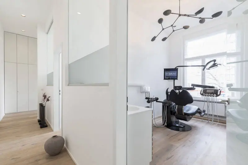 DrSjoelund_Praxis_Behandlungszimmer_2